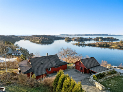 Enebolig på Fogn i Ryfylke med god planløsning. Egen garage og carport. Stor solrik tomt.