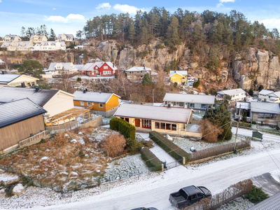 Enebolig på stor og solrik tomt i veletablert område uten gjennomgangstrafikk | 3 soverom | Garasje