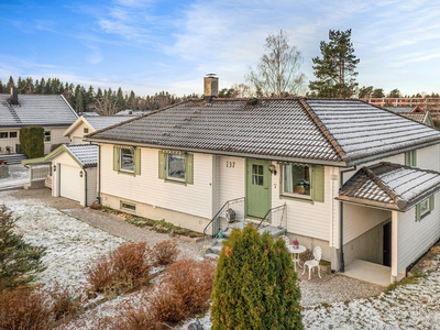 Enebolig på toppen av Sloratoppen. Stor utebod. Garasje. Carport. Egen inngang til kjeller. Solrikt, etablert og stille