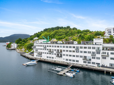 Flott BRL-leilighet på 156 kvm BRA med 3 soverom, 2 stuer og stor takterrasse. Utsikt over havnebassenget! IN-ordning