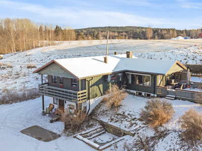 Frittliggende enebolig med stor tomt på 1,9 mål - terrasse - oppussingsobjekt - Rolig og landlig område!