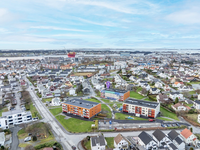 Haugesund / Sørhaug - Lys og fin andelsleilighet i 3.etasje - balkong - Ingen dok.avgift - oppussing!