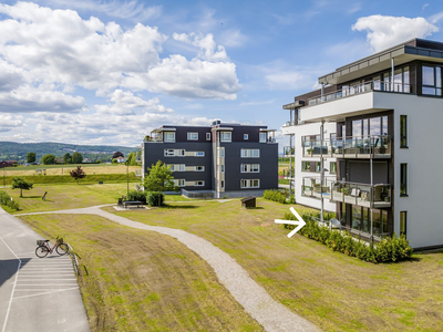 Innflyttingsklar og attraktiv 3-roms leilighet m/romslig sydvestvendt terrasse . Heis, garasje og sentral beliggenhet.