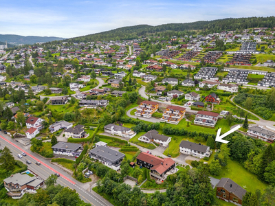 Innholdsrik enebolig m/godkjent utleiedel - Hage og terrasser m/utsikt over Drammen - 5 soverom - Familievennlig