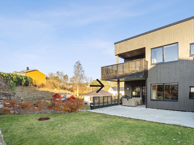 KONGSGÅRD I - LEKKER NY 3-ROMS - MODERNE OG SOLRIKT MED TERRASSE/HAGE OG GARASJE. VANNBÅREN VARME