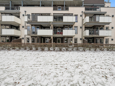 Lys og trivelig 3-roms selveier leilighet i 1.etasje med sentral beliggenhet. Markterrasse på 17 kvm og garasjeplass.