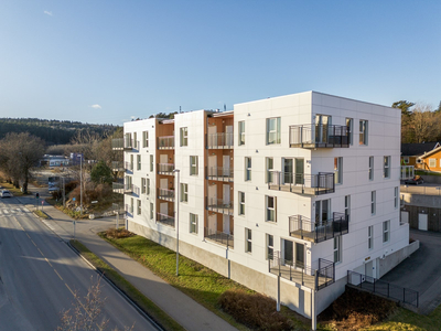 Pen og romslig 3-roms leilighet (2020) sentralt 6 sjønært på Heistad. Vestvendt balkong & biloppstillingsplass i garasje