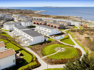 Pent og innholdsrikt rekkehus med havutsikt! Gunstig plassering på feltet. Vestvendt terrasse med kveldssol. Garasje.