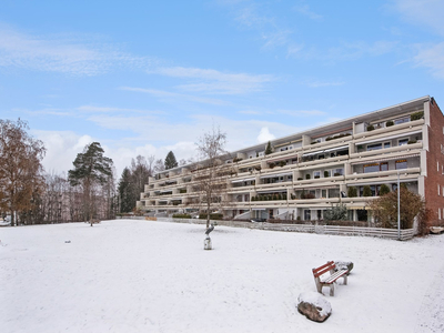 RYKKINN Romslig gjennomgående 4-roms leilighet med to balkonger-garasje-kort vei til nærsenter, off. komm. og marka