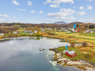 Spennende landbrukseiendom - ca. 436 mål - Sjøtomt - Enebolig, fjøs, garasje og naust - Fantastisk beliggenhet og utsikt