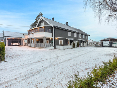 Stor og innholdsrik enebolig | Utleiedel og hybel | El-billader | Garasje og carport | Gode solforhold | Sentrumsnært