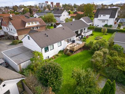 Svært kjekk eiendom med stort potensial i rolige og barnevennlige omgivelser. Stor hage og solrik uteplass.