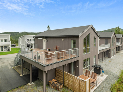 Tiltalende og moderne 3-romsleilighet med hjørnebeliggenhet | Solrik terrasse | Landlig og sentralt | Egen carport