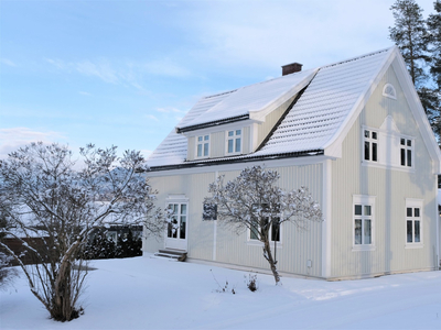 BRUMUNDDAL - Sjelden mulighet! Meget innbydende og delikat enebolig med lekre materialvalg. Sentral beliggenhet.