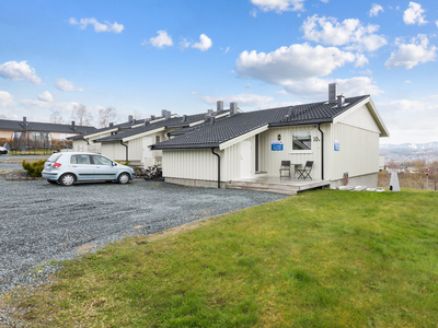 Enderekkehus i barnevennlig boområde ved Gjemblehaugen. Tiltalende bolig med moderne overflater