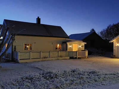 Enebolig i barnevennlig område med ildsted, terrasse og stor hage. Solrikt og flott utsikt.