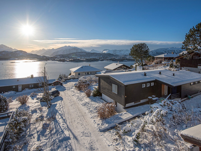 Enebolig på romslig tomt med fantastisk utsikt mot Sunnmørsalpene og Borgundfjorden. Godt potensiale.