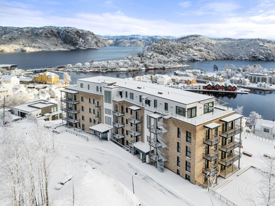 Farsund/Varbak- Flott 2-romsleilighet i 1. etg med sjøutsikt, parkeringskjeller og egen terrasse. - Sentral beliggenhet!