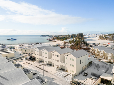 Fin enebolig med strålende beliggenhet ved Vistestranda | 4 sov og 2 stuer | Solrik terrasse mot grøntområde