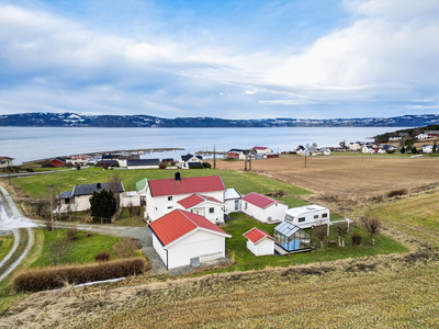 Flott og velholdt eiendom på idylliske Småland | Fantastiske sol og utsiktsforhold | 3 soverom | Ingen boplikt | Garasje