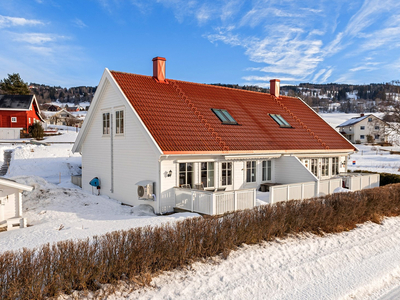 Halvpart av tomannsbolig i Ringstad - parkering i garasje - tre soverom - pent opparbeidet felles tomt