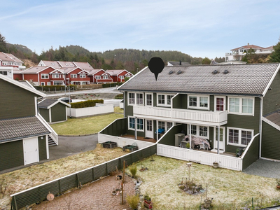 Innbydende, innflytningsklar leilighet - 2 sov, tiltalende kjøkken & flott, helfliset bad - Vestvendt, solrik terrasse!