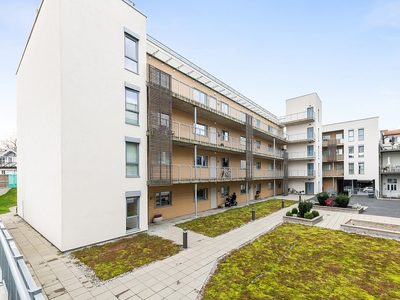 Innbydende og moderne 4-roms endeleilighet fra 2015 | Innglasset balkong og stor markterrasse | Heis | Garasje