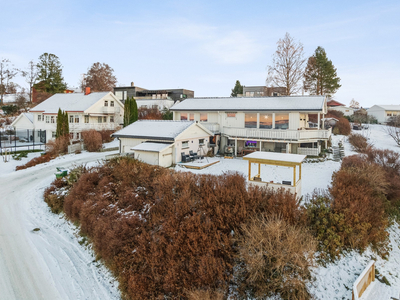 Innholdsrik enebolig beliggende på Vestgård. Flott utsikt, utleiedel, to garasjer, gode solforhold.