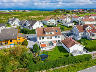 Innholdsrik enebolig m/2 stuer & 4 soverom | Leilighet (ikke godkjent) | Dobbel garasje | Herlige solrike uteplasser