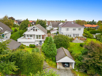 Innholdsrik familiebolig med solrike uteplasser og en nydelig tomt. Det er 4 soverom, 2 balkonger, veranda & vinterhage