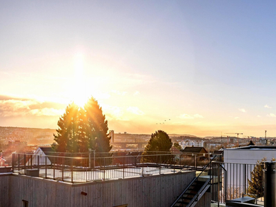 Lekker funiskbolig i front under oppføring. Takterrasse på 24 m2. Dobbelgarasje. Hage. Estimert ferdigstilt Q2 2024.