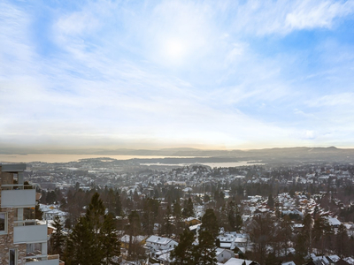 Lys og romslig topp/endeleilighet med solrik terrasse - Panoramautsikt - Trappefri adkomst - Garasje - Oppussingsbehov