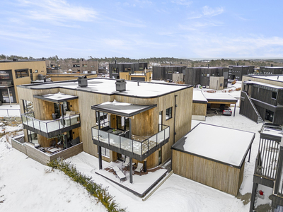 Marisberg, Tromøy - Nyere, stilfull og delikat 3-roms leilighet - Carport - Vestvendt og solrikt