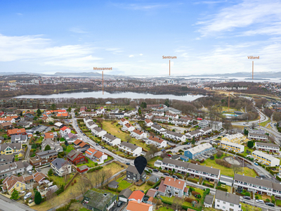 Mosvannet - Stilfull og gjennomført leilighet i tomannsbolig - privat, solrik hage - parkering til 2 biler