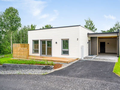 Ny, innflytningsklar og moderne enebolig på én flate. Solrik terrasse og pent opparbeidet tomt. Carport og sportsbod.