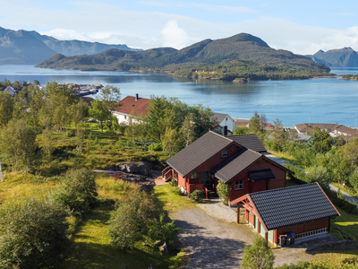 NY PRIS - Innholdsrik arkitekttegnet bolig med fantastisk utsikt - Garasje - Trivelige uteområder med gode solforhold