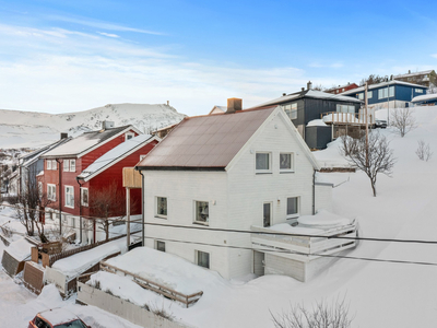 Innholdsrik og romslig enebolig med flott utsikt! |Takterrasse| Veranda| 3 soverom | Nærhet til turområder!