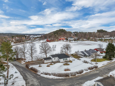 Pent oppusset enebolig i landlige omgivelser - flat og lettstelt tomt - kort vei til skole, butikk, buss m.m.!