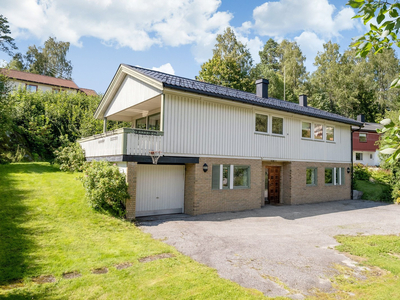 Romslig enebolig i veletablert boligområde. Nærhet til marka, butikk, skole, barnehager og tog. Ca. 5 minutter til Ski.