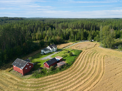 Småbruk med usjenert og landlig beliggenhet | Ca 50 mål | Låve | Garasje/uthus | Almenningsrett