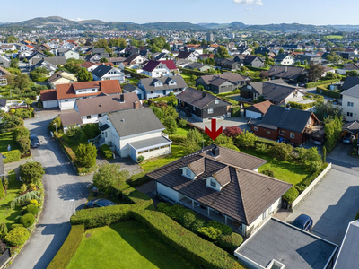 Solrik eiendommen med herlig hage | 5 sov./ 2 stuer/ 2 bad og pent kjøkken | Garasje | Her kan du sette ditt eget preg!