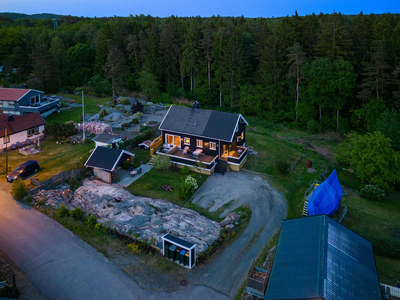 Solrik og vestvendt eiendom tett på skog og turområder - Kort vei til sjø & strand! Herlig utestue