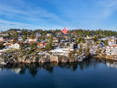 Stor bolig høyt beliggende med panoramautsikt over Oslofjorden - Båtplass - 4 soverom - Dobbel garasje - 1,5 mål tomt!