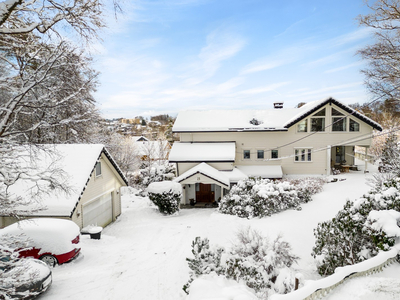 Stor enebolig med stor tomt- Utleiedel(ikke godkjent)- Hage- Garasje- Stor uteplass- God utsikt og solforhold.