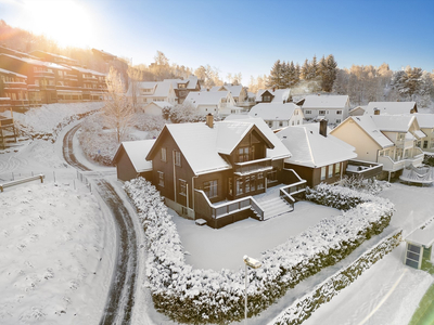 Stor og meget velholdt familiebolig i populært boligområde.