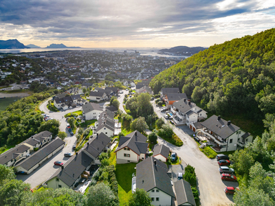 Tiltalende selveierleilighet med nydelig utsikt, romslig terrasse og rolige omgivelser!