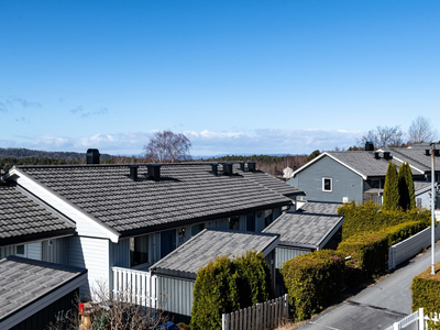 Andelsleilighet på Skredderåsen med gode solforhold på for og bakside av boligen.