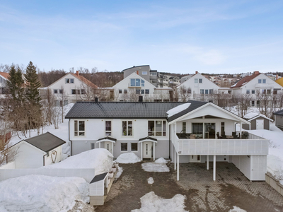 Bo i Nord - Moderne og stor enebolig med utleie og stor garasje