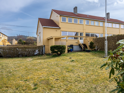 Ende rekkehus, påbygget med tilbaketrukket og rolig beliggenhet like utenfor sentrumskjernen. Garasje og hage.