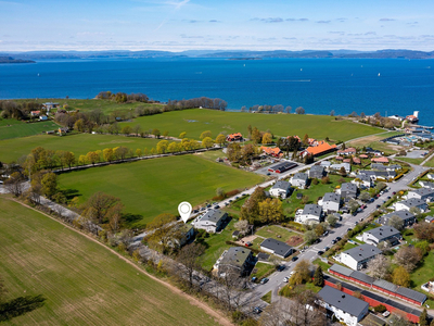 Enderekkehus i ytre rekke på Tronvik, med moderniseringsbehov og stort potensial. Utsyn til åkerlandskap, lite innsyn.